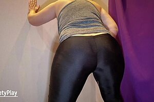 omg this milf pees soaking her huge leggings
