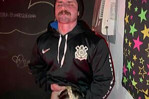 o corno assistindo ela gemer com pauzudo no sofá