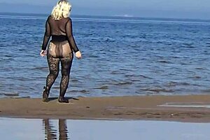 BLACK STYLE BLONDE MILF FLASHES Big Tits Ass Pussy ON BEACH!