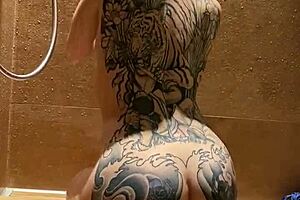 Ever wonder how Carolina Iena teases her feet in a steamy shower?