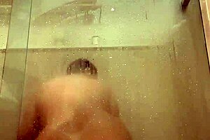 o gerente do motel me espiona pelada no banho e eu finjo nao saber