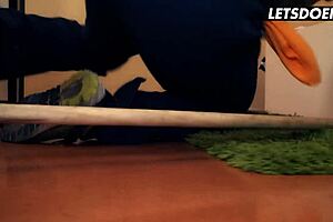 handyman dumps girlfriend to drill horny teen's tight pussy?