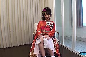 doesn't this geisha babe's flashing cunt make you wanna rub it?