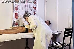 o paciente nao aguenta e fica duro na frente da enfermeira no exame uhhh