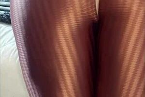 novinha rasga calça masturbando tesão pós-academia miniskirt solo