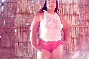 Hermosa Madura Latina Bailando Sensualmente En Lencería Erótica