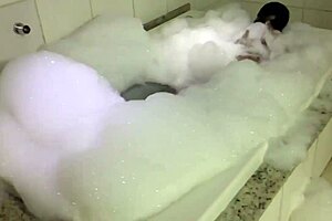morena big ass pussy lips sensualize in foam bath