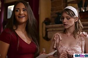 Three girlfriends go wild with pussy licking and scissoring 😘👭