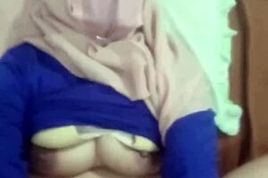 indonesian hijab wife slurps arab cum from big pussy