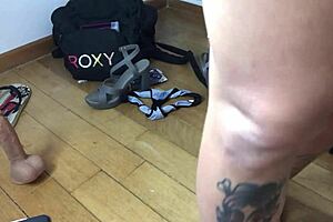 PEEING WHILE MASTURBATING WATCHING HUGE COCKS!