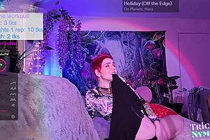 redhead baddie fingers pussy with vibrator on cam