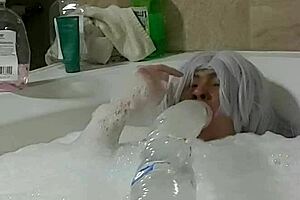 Cyno relaxes in solo amateur bubble bath