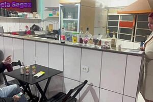 pamela sagaz fucks hot on her bar table... wanna bang her on pool??