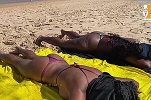 Ei, olha o baiano exibindo duas putinhas na praia. Masturbação menage liberal completo!