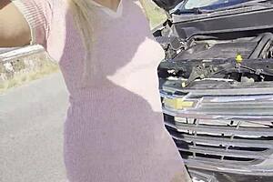 Stranger fixes broken car she fucks him wild roadside 🚗🔥💦