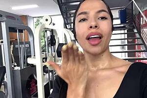 chorros intensos sexy latina gym baño casi atrapada instructor