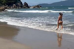 gostosas morenas biquini fio dental praia deserta trilha
