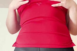 Esposa puta infiel en leggings se masturba y se graba