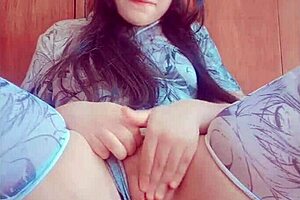 amateur teen rubs through her panties