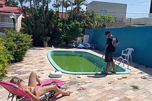piscineiro fode a patroa loira gostosa