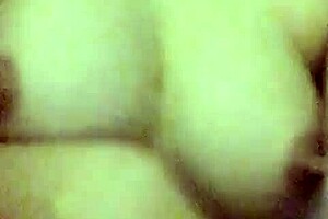 Does this asian girl touch herself after shower