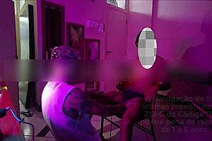 de joelhos de frente ao pedreiro com as coxas sujas da obra