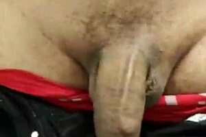 Špehuju obřího chlápka v RJ koupelně.